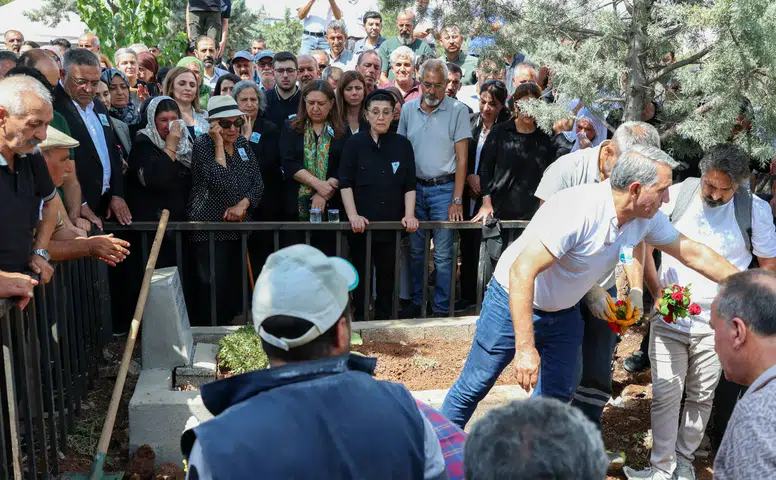Diyarbakır’da Mehdi Zana için son görev: Cenazeye çok sayıda isim katıldı