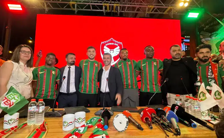 Amedspor yeni transferlerini taraftarıyla birlikte düzenlenen törende resmen duyurdu
