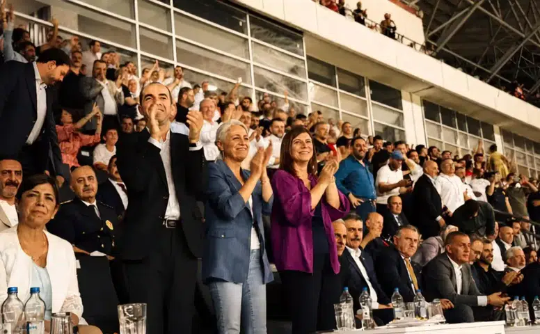 Diyarbakır’daki tarihi zaferi Serra Bucak tribünden izledi