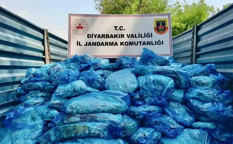 Diyarbakır’da araçtan 3 ton iç yağ çıktı: Menşei belirlenemedi