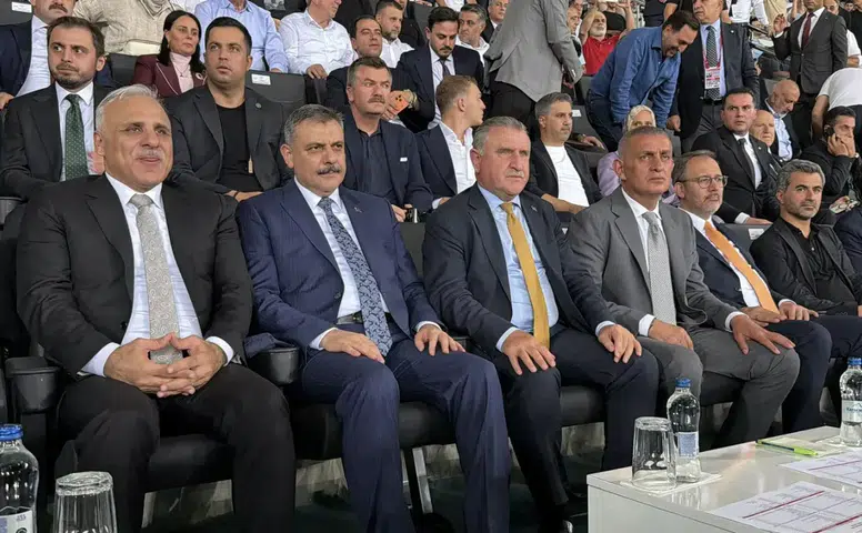 Amedspor ve Erzurumspor mücadelesinde protokol tribününde dikkat çeken isimler yer aldı
