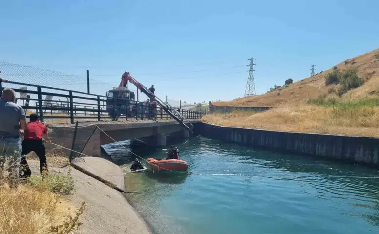 Eğil ilçesinde kanala düşen otomobildeki 4 kişi ölümden döndü