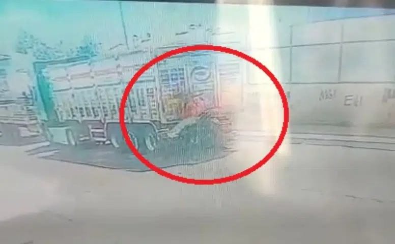 Diyarbakır’da motokurye TIR’a çarptı: Durumu ağır