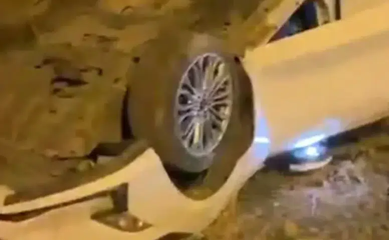 Sürücüsünün direksiyon hakimiyetini kaybettiği otomobil takla attı