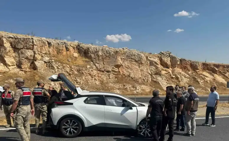Ergani yolunda traktör ve otomobil çarpıştı
