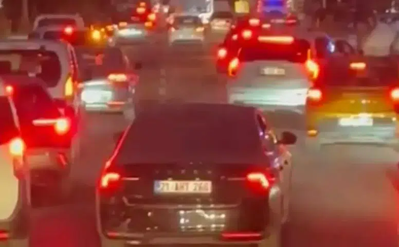 Diyarbakır trafiğinde itfaiye aracına yol vermeyen sürücü tepki çekti