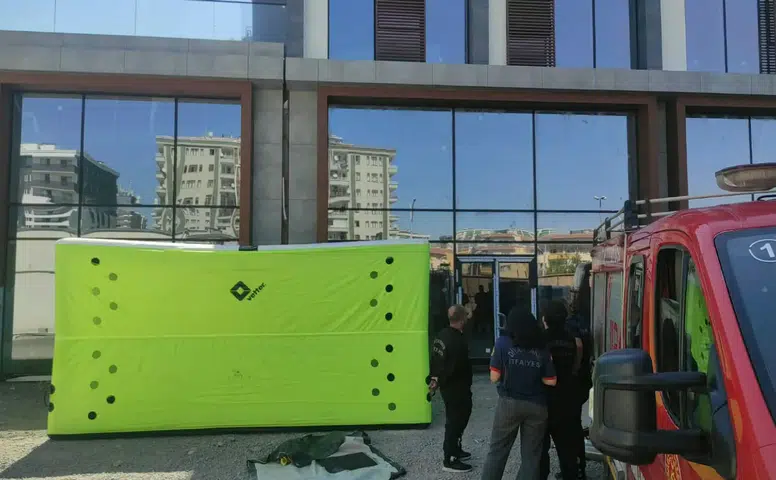 Diyarbakır’da ücretini alamayan işçi inşaata çıktı