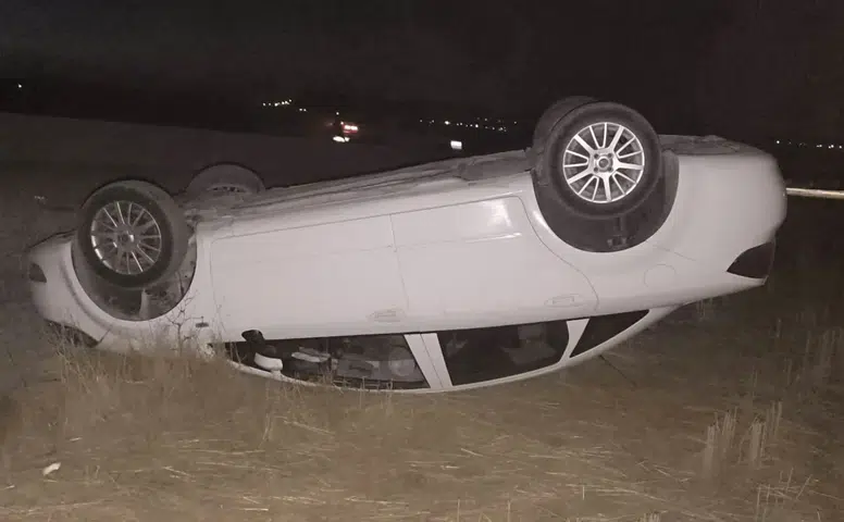 Ergani’de korkutan kaza: Araç tarlada takla attı