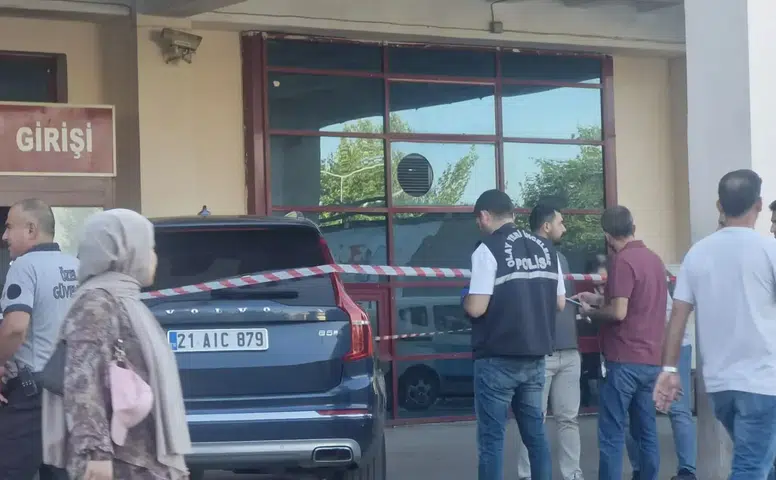Diyarbakır'da kırmızı ışıkta bekleyen cipe silahlı saldırı düzenlendi