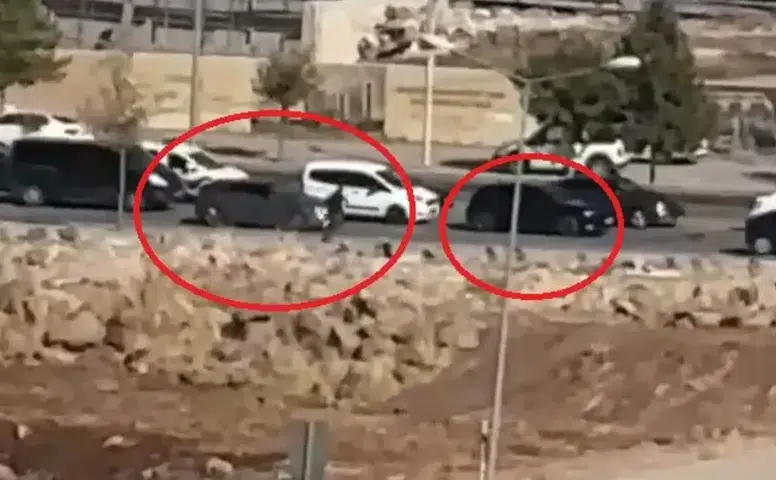 Diyarbakırda kırmızı ışıkta bekleyen araca düzenlenen silahlı saldırı kameraya yansıdı