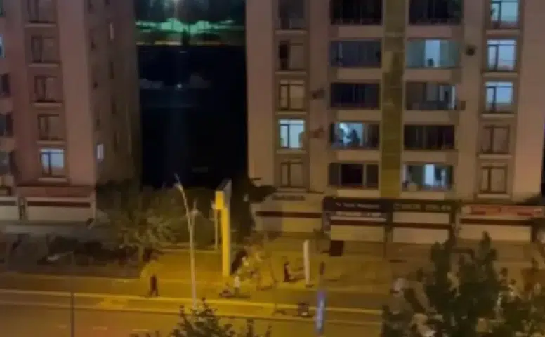 Diyarbakırda kutlama bahanesiyle evleri hedef alan havai fişek iki kardeşi yaraladı