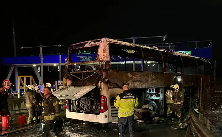 Diyarbakır’dan İstanbul’a giden otobüs bariyerlere çarpıp yandı: 2 ölü