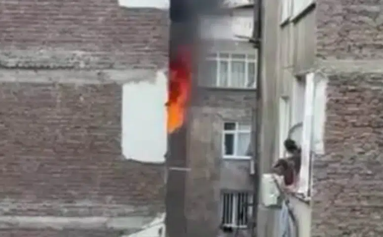 Diyarbakır’da apartmanda yangın: Üçüncü kattaki ev zarar gördü