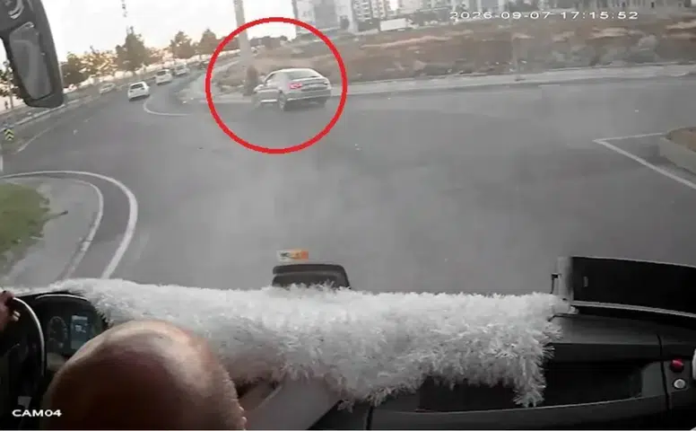 Diyarbakır'da kaldırımda yürüyen anne ve iki çocuğuna otomobil çarptı