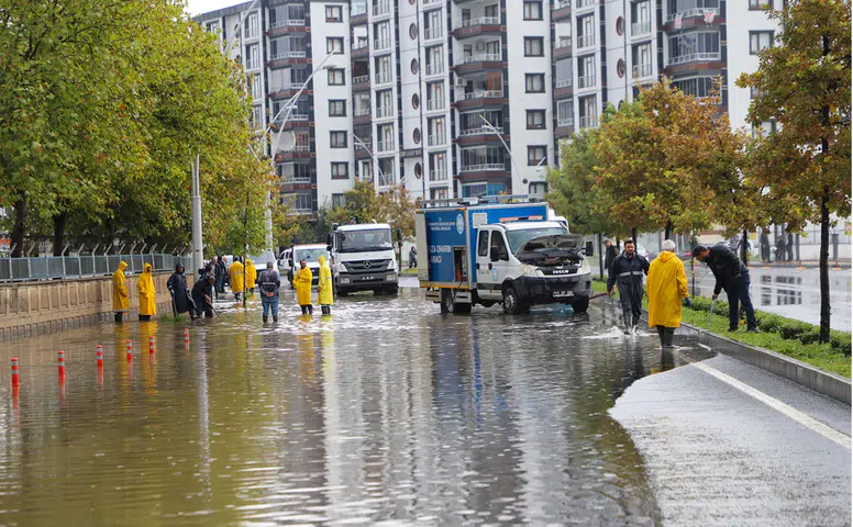 DİSKİ'den Diyarbakır'daki aşırı yağışla ilgili açıklama: Ani sağanak altyapı kapasitesini aştı