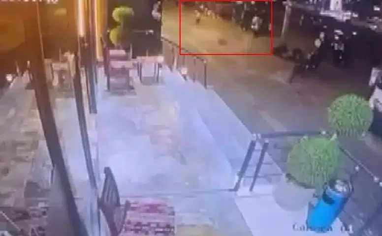 Diyarbakır'da balkondan düşen taşlar bir kadının hayatını tehlikeye attı