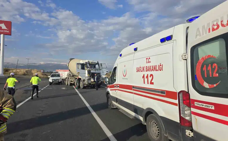 Bingöl yolunda ağır vasıtalar çarpıştı