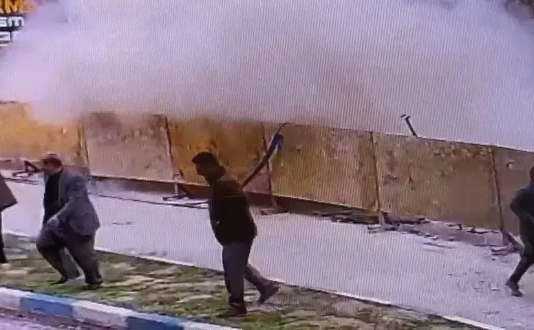 Van'da kazı çalışması sırasında lokantanın çökme anı kameraya yansıdı