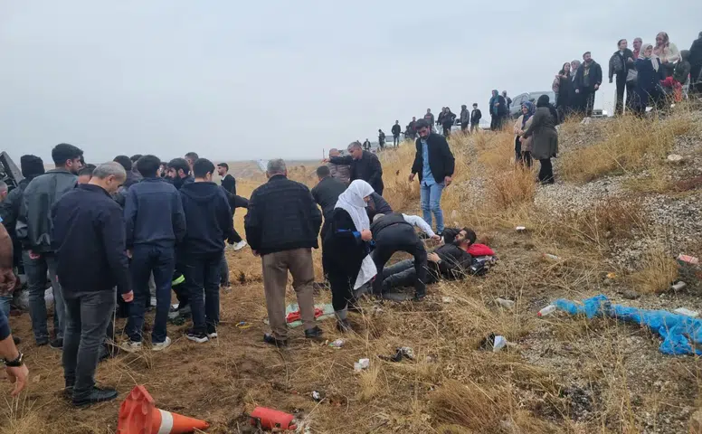 Hakkari Van yolunda zincirleme kaza bir polis memuru şehit oldu