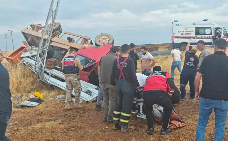 Ergani yolunda kamyonet devrildi beş kişi hastaneye kaldırıldı