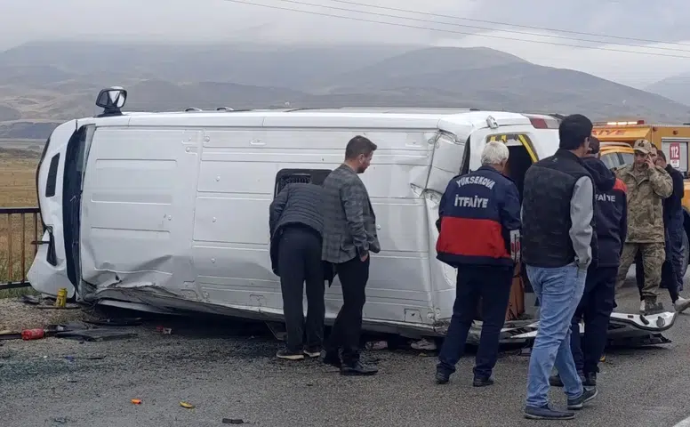 Yüksekova'da okul servisi kaza yaptı: 10 öğrenci yaralandı
