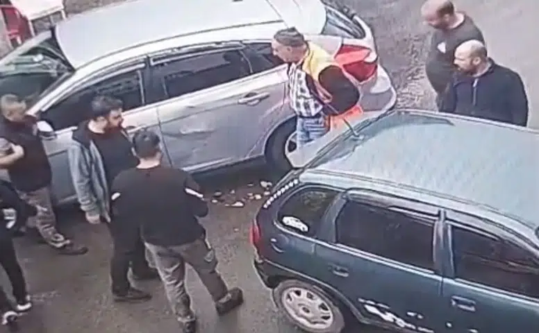 Diyarbakır sanayi sitesinde iki aracın çarpıştığı anlar kameraya yansıdı