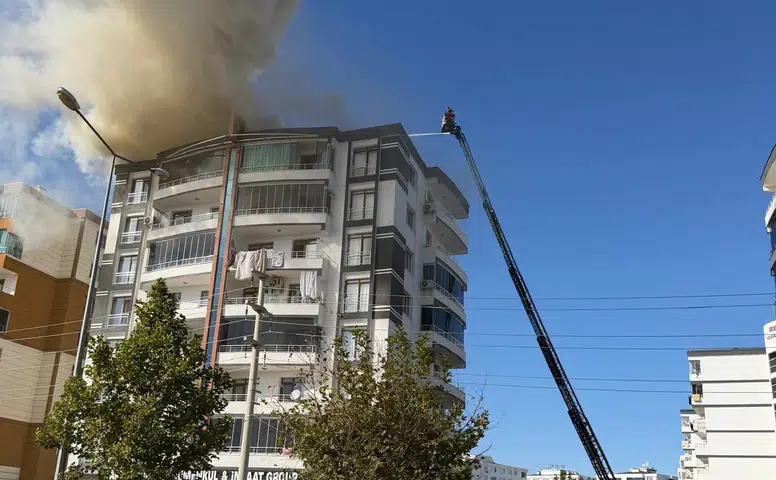 Diyarbakır'da 8 katlı binanın çatısında çıkan yangın paniğe neden oldu
