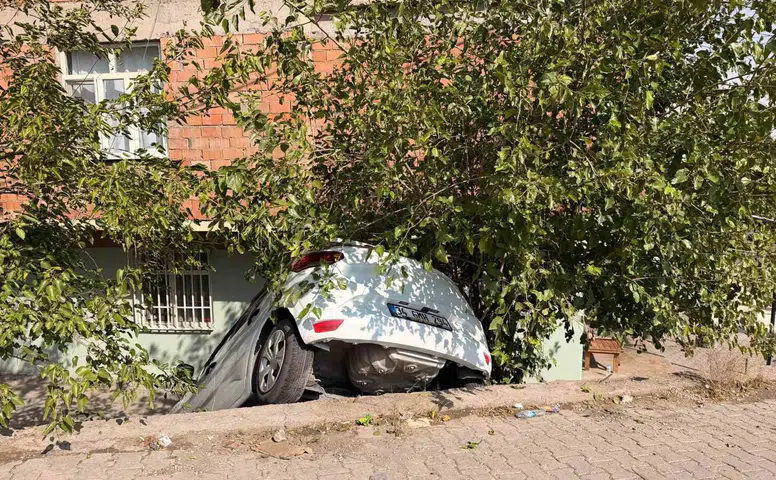 Diyarbakır'da kontrolden çıkan araç istinat duvarından aşağı uçtu