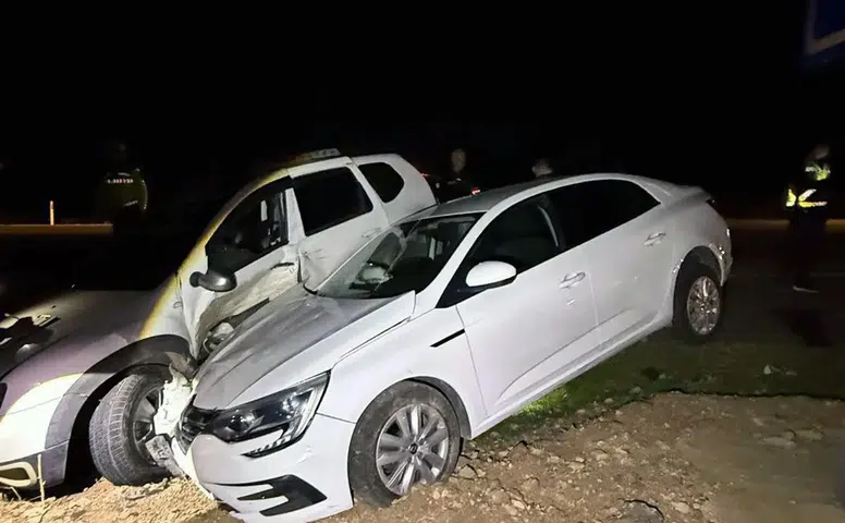 Mardin Derik yolunda iki otomobil çarpıştı 6 kişi yaralandı