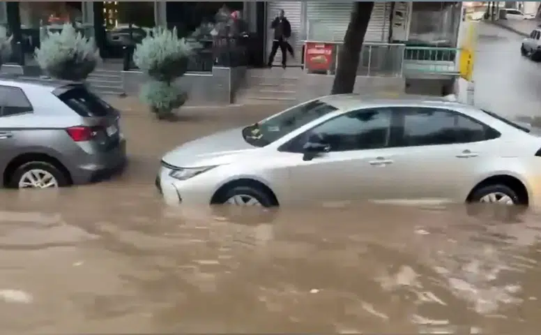 Diyarbakır'da sağanak yağış hayatı felç etti