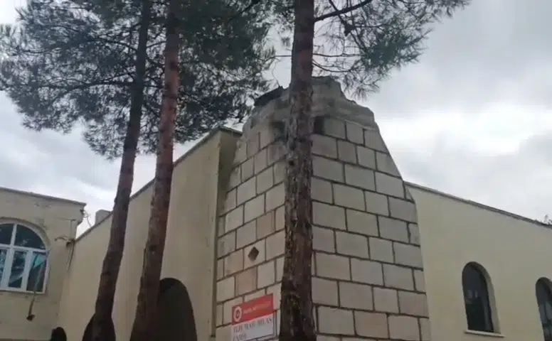 Diyarbakır'da şiddetli rüzgar cami minaresini evin üzerine devirdi
