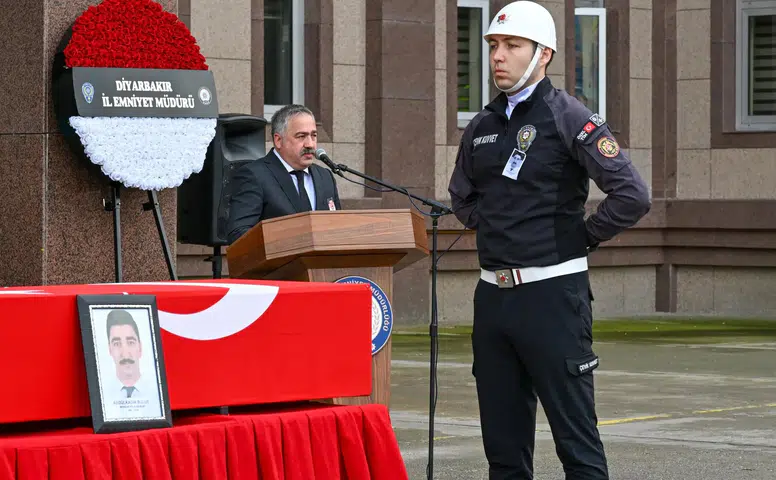 Diyarbakır'da görevli polis memuru Abdülkadir Bulut son yolculuğuna uğurlandı