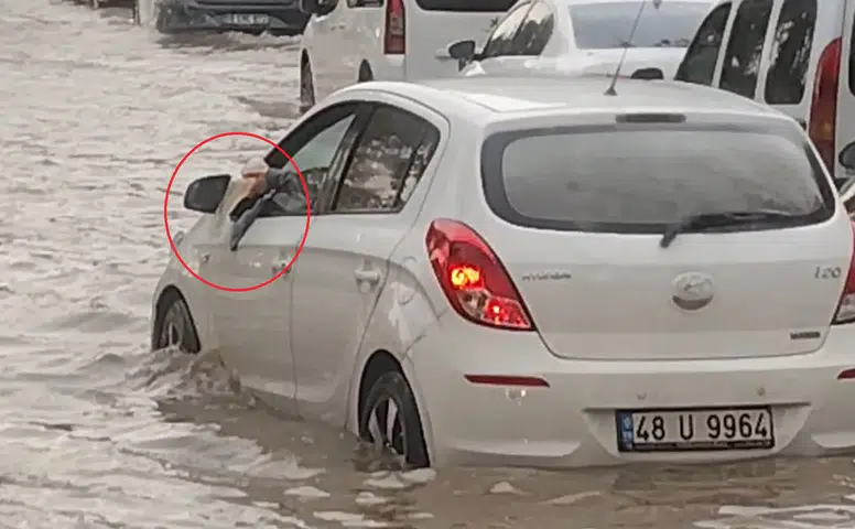 Diyarbakır'da sağanak yağış sürücülere zor anlar yaşattı