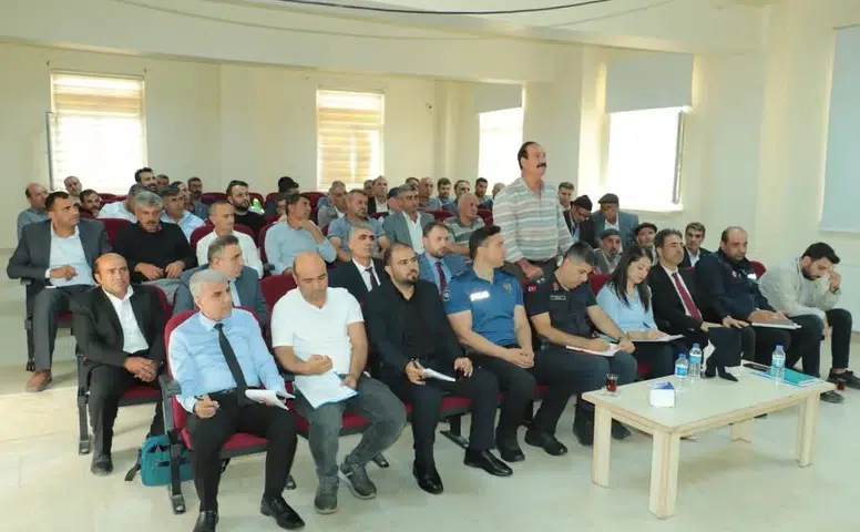 Çüngüş ilçesinde muhtarlar ve yöneticiler bir araya geldi