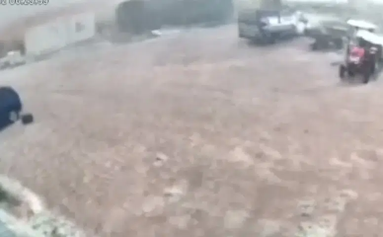 Bismil ilçesini vuran şiddetli fırtına ve sel anı kamerada