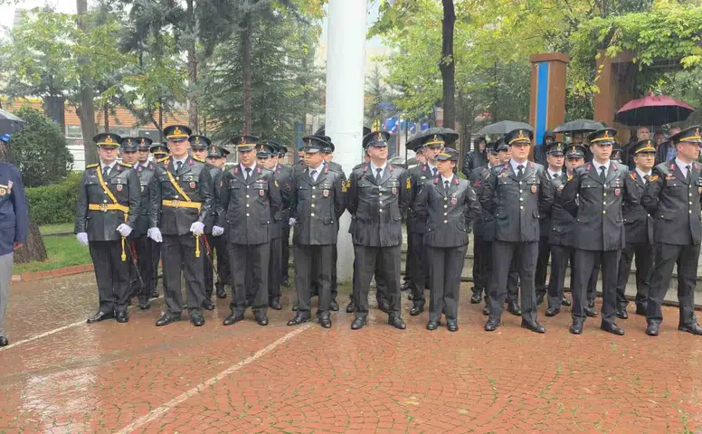 Ergani halkı yağmura rağmen Cumhuriyet coşkusunu meydanlarda yaşadı