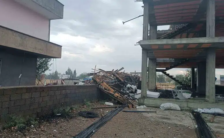 Bismil ilçesinde fırtına cami minaresini yıktı ve çatılara zarar verdi