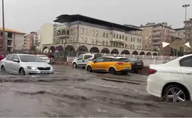 Diyarbakır'da şiddetli sağanak hayatı felç etti