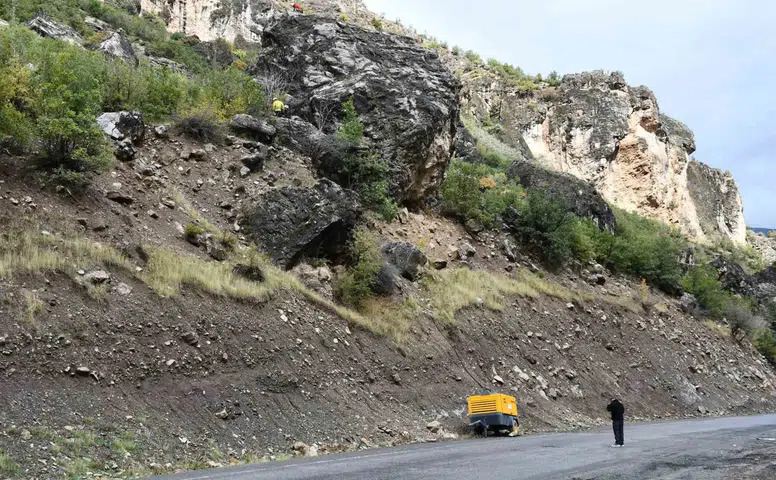 Şırnak yollarında Karadenizli dağcılar kaya düşürme operasyonu yürütüyor