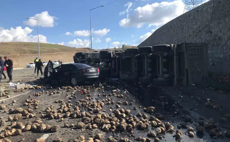 Ağrı'da tır ve otomobil çarpıştı: 4 kişi hayatını kaybetti