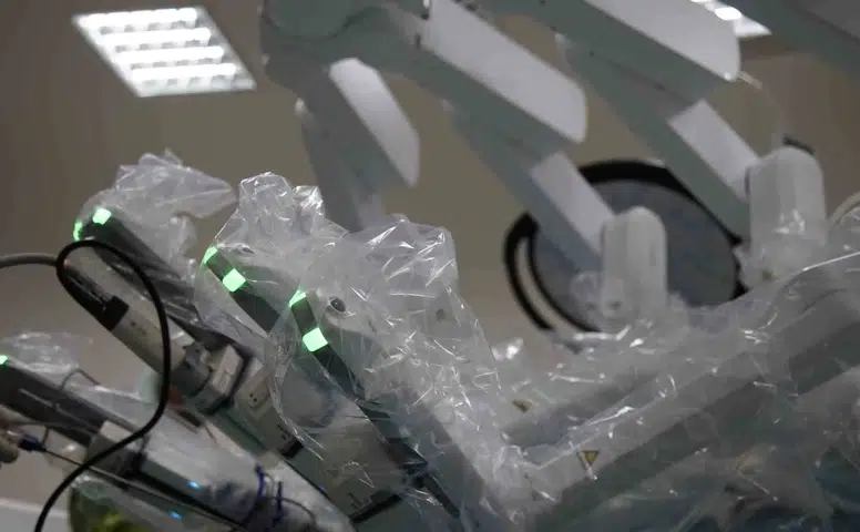 Muş'ta bin 400 kilometre uzaktan robotik rahim ameliyatı yapıldı