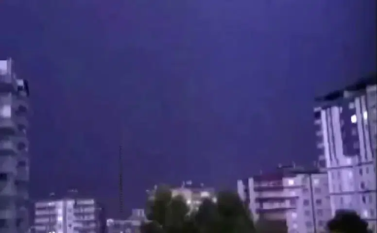 Diyarbakırda iki apartmana yıldırım isabet etti