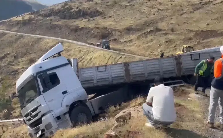 Solhan'da inşaat malzemesi taşıyan tır uçurumun kenarında asılı kaldı