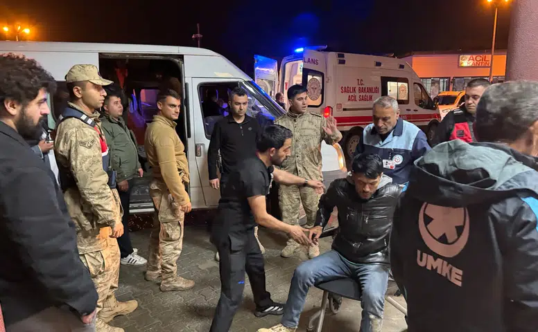 Hakkari'de kaçak göçmenleri taşıyan minibüs dereye yuvarlandı 20 yaralı