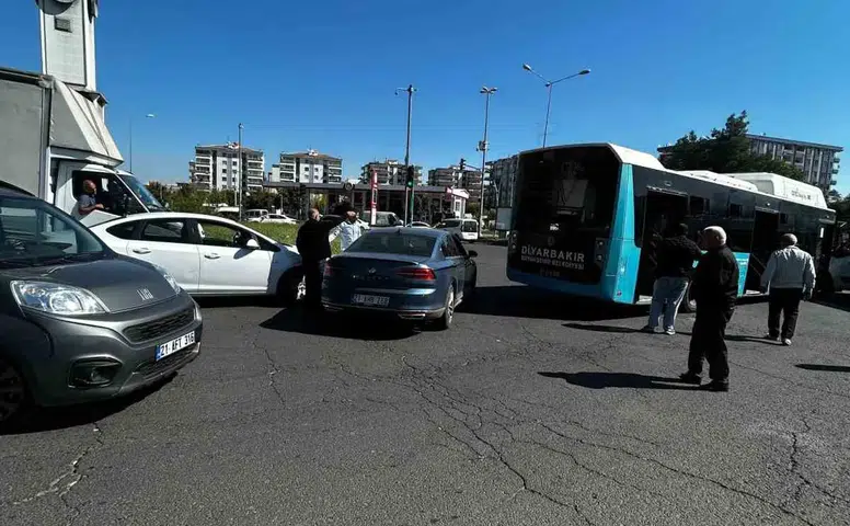 Diyarbakır Diclekent Bulvarı üzerinde trafik kazası meydana geldi