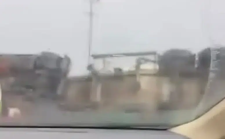 Diyarbakır Bağlar'da tır devrildi sürücü hastaneye kaldırıldı