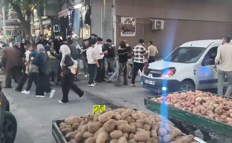 Şanlıurfa'da pazar yerinde sopalı ve bıçaklı kavga