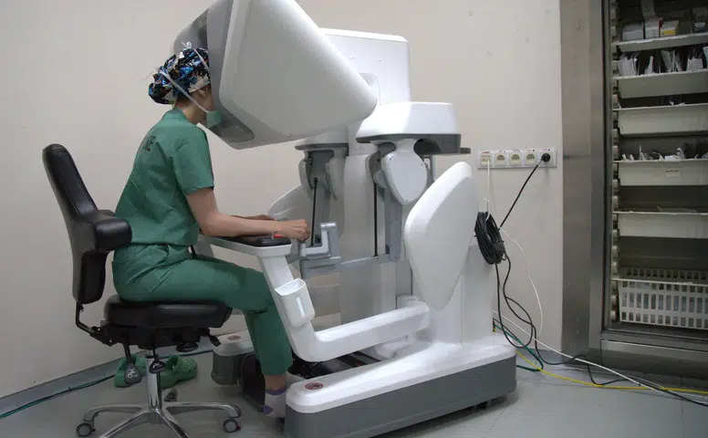 Muş'taki hasta İstanbul'dan yönetilen robotik cerrahi ile sağlığına kavuştu
