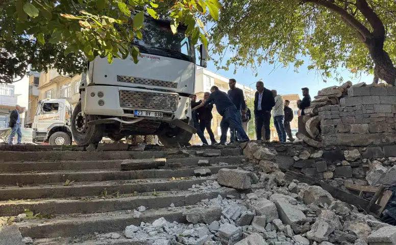 Diyarbakır Çermik'te freni boşalan kamyon evin bahçesine daldı