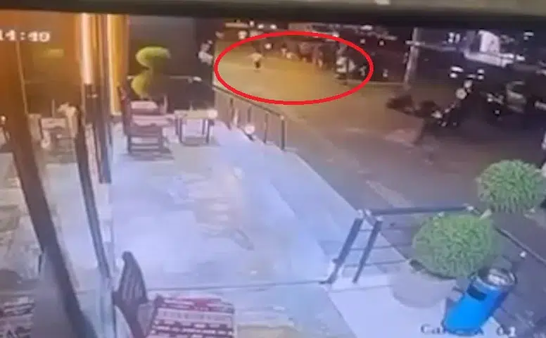 Diyarbakır'da binadan kopan sıva parçaları kaldırıma düştü